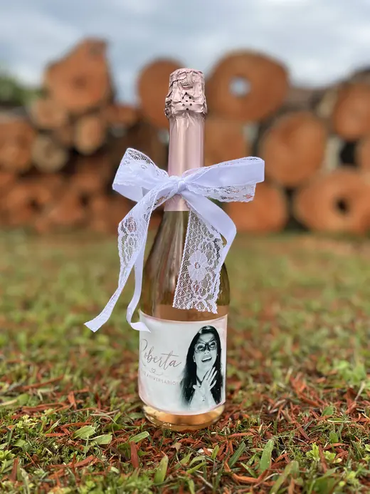 Garrafa de espumante com rótulo personalizado com foto