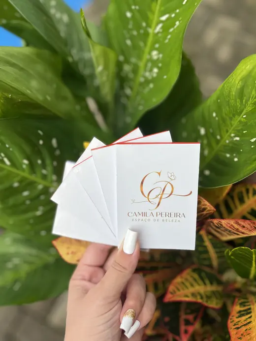 Cartões de visita personalizados em papel branco com logo dourado
