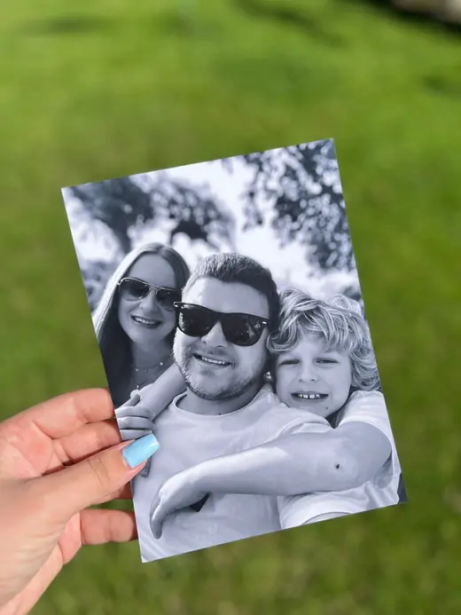 Foto revelada em preto e branco de família