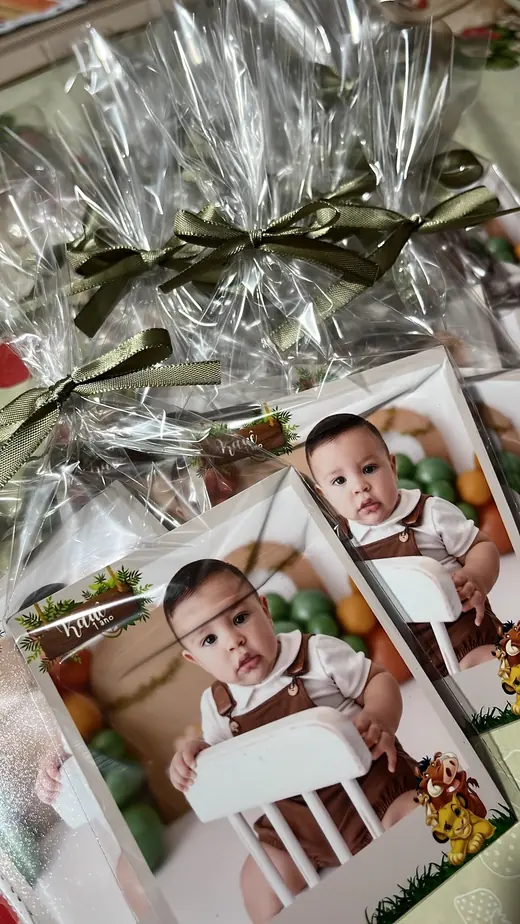 Lembrancinhas com fotos de bebê embaladas