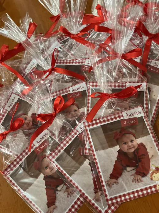 Lembrancinhas com foto em saquinhos com laço vermelho