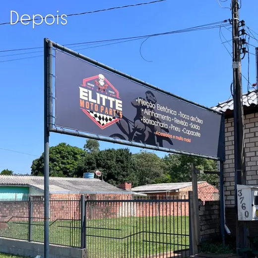 Painel em lona instalado em frente a loja