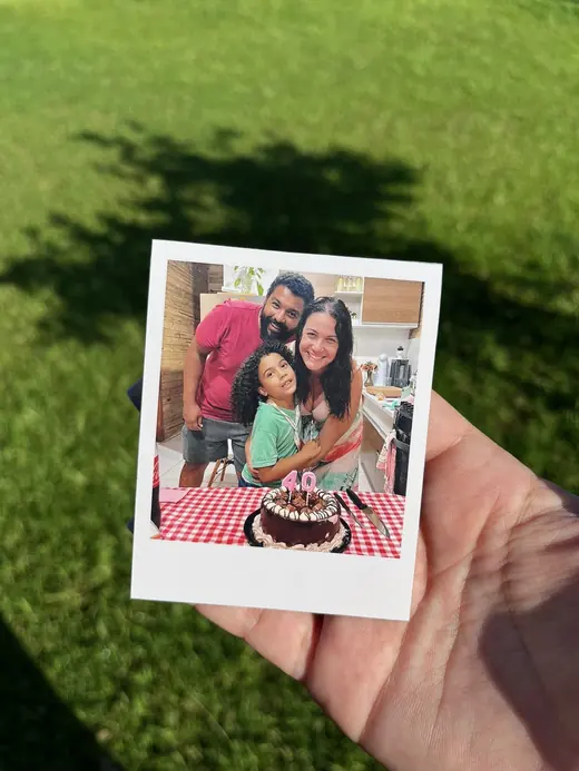 Polaroid de família em festa de aniversário