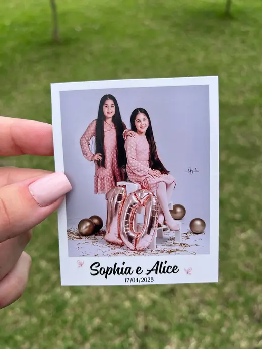 Polaroid personalizada com foto de duas irmãs e nomes impressos