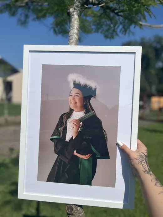 Quadro de formatura com moldura branca